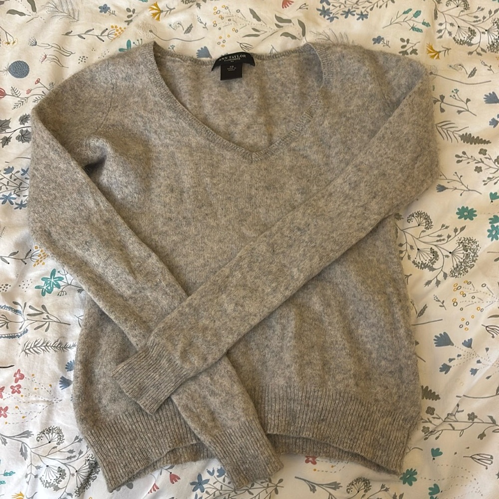 Ann Taylor XS Cashmere V-neck sweater